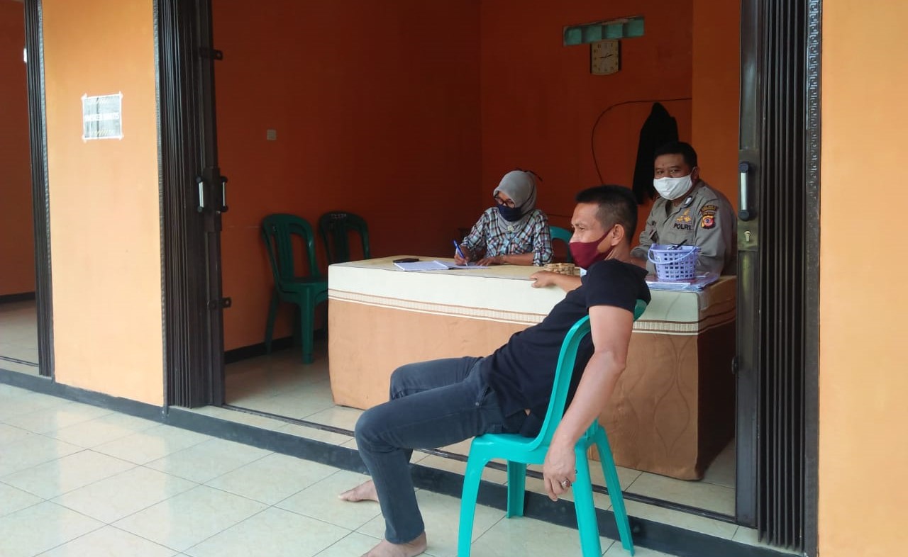 Bhabinkamtibmas Desa Jatiroke Kunjungi Pos Satgas Gugus Covid-19, Sosialisasi AKB 